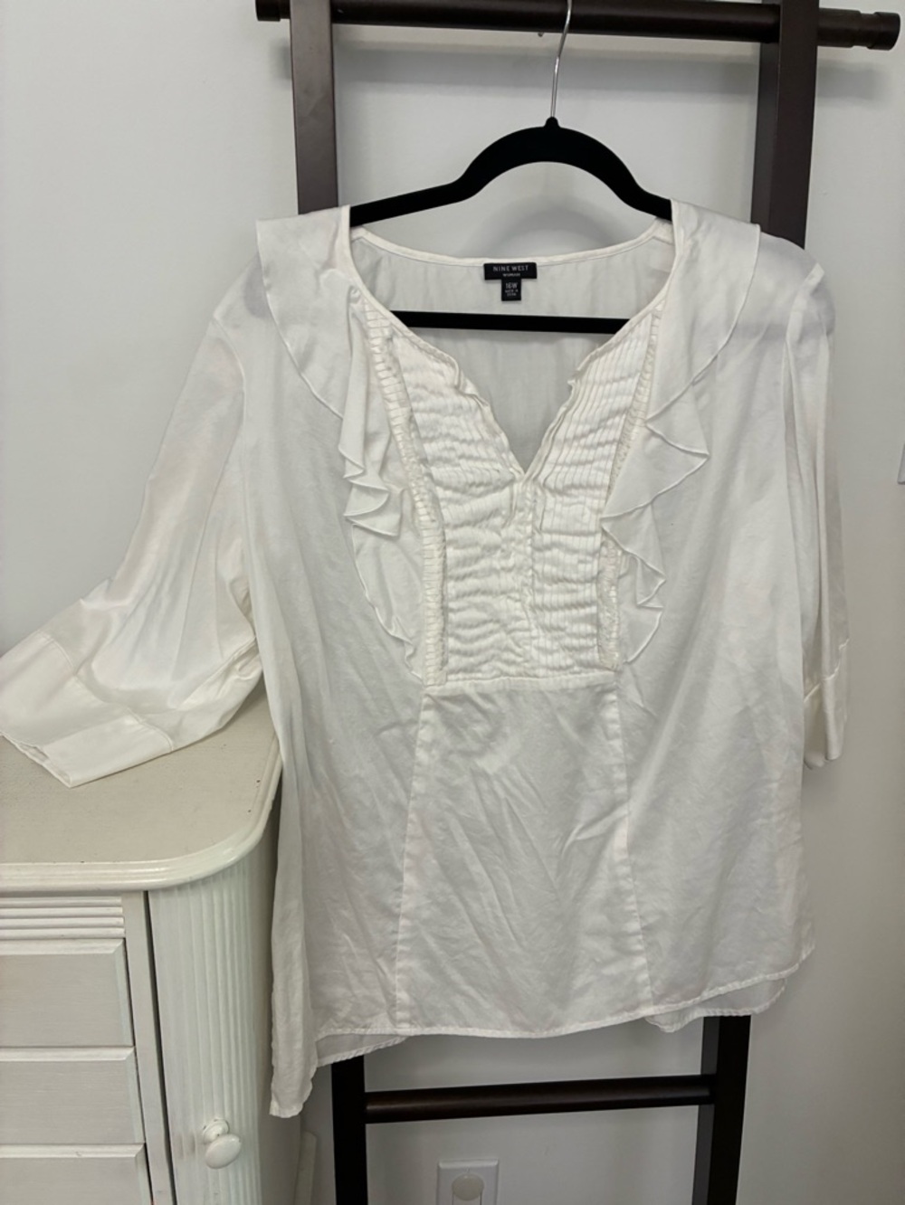 Nine West White Ruffled V-Neck Peasant Blouse. Size 16 cotton feminine pretty